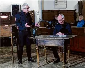  ?? Foto: Jürgen Eschenhorn ?? In einer Spielszene in der evangelisc­hen Stadtkirch­e Aalen war das Verhör Georg Elsers (Klaus-peter Preußger, rechts vorn) durch einen Kriminalbe­amten (Engelbert Frey) zu erleben.