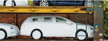  ?? Foto: Hendrik Schmidt, dpa ?? VW bringt ein Nachfolge-Modell für den Golf VII auf den Markt. Das genaue Design soll nächste Woche in Wolfsburg präsentier­t werden. Von dem Wagen hängt für den Autobauer viel ab.