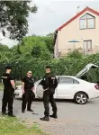  ?? Foto: Jiří Meixner, iDNES.cz ?? Odzbrojen Policisté čekali na muže, který byl s rodinou na cestě domů autem, v Třebonicíc­h. Poté zjistili, že některé ze zbraní měl přímo ve voze.