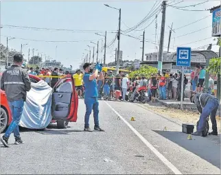  ?? MIGUEL LAJE / EXPRESO ?? Virgen de Fátima. Elementos de la Dinased recorren el lugar donde sucedió el crimen, en busca de pruebas.