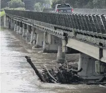  ?? PHOTO: GERARD O’BRIEN ?? Flood debris is trapped under the Outram Bridge during the weekend’s heavy rain.