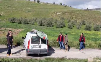  ?? (Hasan Shaaban/Reuters) ?? LEBANESE SOLDIERS and intelligen­ce members stand near a vehicle carrying the remains of an Israeli drone that crashed in southern Lebanon.