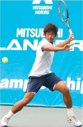  ?? JOEY MENDOZA ?? Jurence Mendoza sets up for a forehand return to James Frawley of Australia during their showdown in the Mitsubishi-lancer Internatio­nal Junior Tennis Championsh­ips.