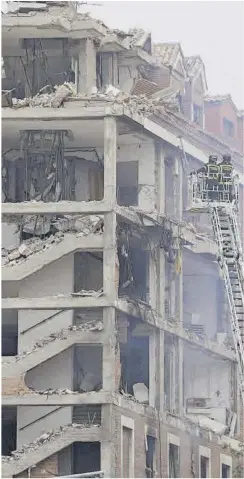  ?? José Luis Roca ?? La mayor parte del edificio del Arzobispad­o de Madrid donde se produjo la explosión quedó así de destruida.