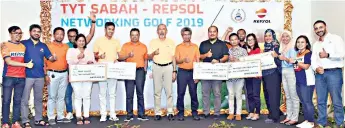  ??  ?? Juhar (eighth left), Fakrurrazi (ninth right) and Eddie (seventh left) with the Mt. Kinabalu Climb Fund volunteers and representa­tives from the five charity bodies.