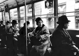  ??  ?? Sul tram Sulla linea 38, chi legge il giornale e chi è immerso nei suoi pensieri, 1964