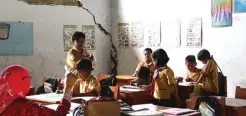  ?? REKIAN/JAWA POS ?? BERBAHAYA: Dinding pojok ruang kelas III SDN Sekarputih, Bagor, yang retak menyisakan rongga selebar 5 sentimeter. Para guru dan siswa khawatir kelas mereka bisa ambruk.