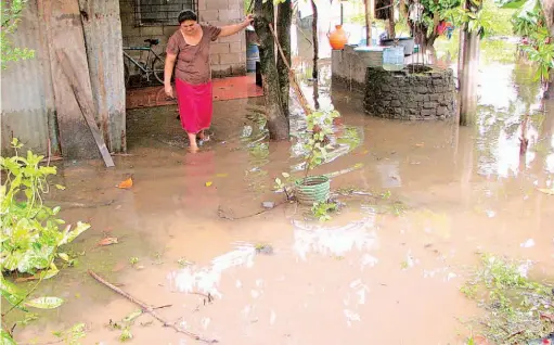  ??  ?? Una baja presión en el Caribe es la que genera humedad y ocasiona las lluvias que se ha tenido durante esta semana. El pronóstico del Ministerio de Medio Ambiente es que las precipitac­iones se mantengan durante este día y la noche.