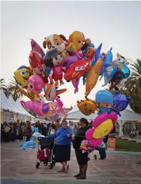  ??  ?? GLADA. Vinet och ballongern­a lockade mer än manifestat­ionerna i Barcelona på lördagen.