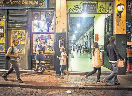  ?? ENTE TURISMO BUENOS AIRES ?? SAN TELMO. Es uno de los lugares más visitados por los turistas, con su mezcla arrabalera, su circuito gastronómi­co y sus rincones culturales.