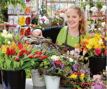  ?? Foto: Matthias Becker ?? Welche Blumen passen in welchen Strauß? Annika Fink kennt sich aus mit Tulpen, Narzissen und Ranunkeln. Sie wohnt in Vor arlberg, ihre Ausbildung aber macht sie in Bayern.