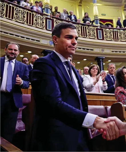  ??  ?? Socialistp­artiet PSOE:s ledare Pedro Sánchez (t v) skakar hand med avgående premiärmin­istern Mariano