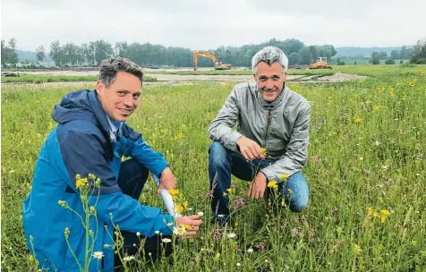  ?? Foto: Fridtjof Atterdal ?? Armin Bauer und Nicolas Liebig (rechts) gestalten im Osten von Bannacker ein Naturschut­zgebiet auf 22 Hektar.