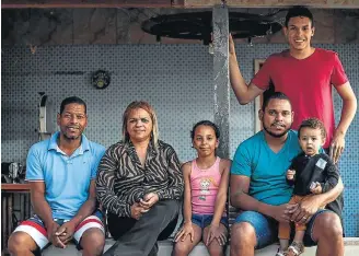  ??  ?? Família 13. Pedro Nóbrega (esq.) com a mulher e parentes: ‘PT desde o avô’