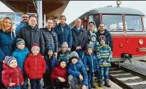  ??  ?? Vorweihnac­htlicher Ausflug für zehn Kinder und deren Familien Jung trifft Alt: Besuch im Technische­n Eisenbahnm­useum Lieboch