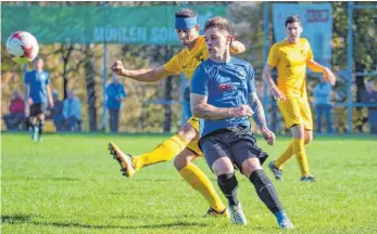  ?? FOTO: MAS ?? Auch der Einsatz von Blaubeuren­s Mario Wenzel (blau) brachte nichts Zählbares ein. Der TSV Blaubeuren verlor beim TSV Bermaringe­n das Topspiel in der Kreisliga A Alb knapp mit 1:2.