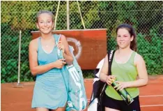  ?? Foto: Grimm ?? Sophia Hartung (links, TC Mering) und Paulina Koch (TC Friedberg) nach einem pa ckenden Match, das Paulina Koch mit 6:2 und 6:1 gewann.