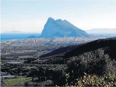  ?? EFE ?? Vista del Gibraltar y de la comarca, desde lo alto del Peñón.