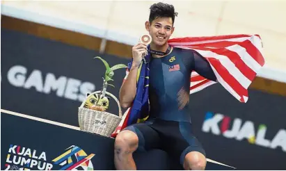  ??  ?? I deserve this: Irwandie Lakasek posing with the gold medal after winning the men’s 15km scratch final race.