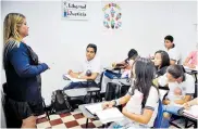  ??  ?? En el proyecto los estudiante­s deben dar todas las clases con el bebé de juguete durante 15 días.