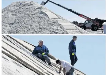  ??  ?? Une impression­nante montagne de sel de 2580 tonnes, la récolte de gros sel pour l’année 2017