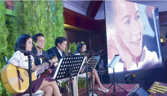  ??  ?? Neil leading his and Grace’s children Bryan, Hanna and Nika in dedicating a song to Grace