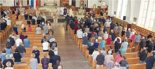  ??  ?? Les obsèques de Denis Richard ont été célébrées à Petit-Rocher, vendredi après-midi. - Acadie Nouvelle: Béatrice Seymour