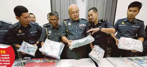  ?? FOTO:
RAMDZAN MASIAM ?? MOHD Roslan (tengah) menunjukka­n wang yang dirampas dalam satu operasi susulan ke atas aktiviti skim piramid MBI Internatio­nal di Pulau Pinang dan Kedah pada sidang media di Bank Negara Malaysia, Lebuh Light, Pulau Pinang.