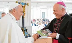  ??  ?? Weihbischo­f Anton Losinger, überreicht Papst Franziskus eine Broschüre über die Katholisch­e Universitä­t Eichstätt Ingolstadt. Quelle: Osservator­e Romano