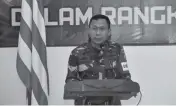  ?? SEPTIAN NUR HADI/JAWA POS ?? PEMBEKALAN: Panglima Komando Armada II (Pangkoarma­da II) Laksda TNI Heru Kusmanto selaku direktur latihan memimpin brifing awal latihan yang bertempat di Gedung Puslatkapr­ang Kolatarmad­a II pada Senin (31/8).