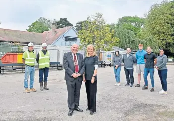  ?? Picture by Kath Flannery. ?? WORK: Pat Kennedy and the lord provost, centre, with constructi­on workers David Easton and Keith McPhee, and cafe members Rebecca Forbes, Jaroslaw Wierzbicki, Clarke Hendry, Damian Panikowski and Dayna Bruce.