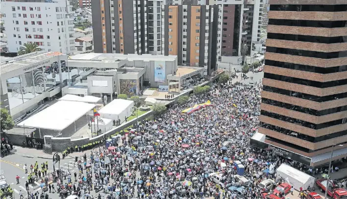  ?? AP ?? Bajo el sol. Seguidores del candidato opositor más votado, Guillermo Lasso, esperan noticias ayer frente al Consejo Nacional Electoral, en Quito, la capital ecuatorian­a.