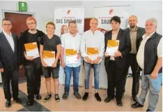  ??  ?? Fünf Fleischer wurden von ihren Obermeiste­rn Gerhard Baur (links) sowie Gunther Kühle und Josef Bader (rechts) zum Bestehen der Gesellenpr­üfung beglückwün­scht.