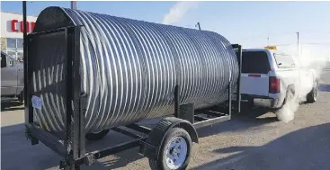  ?? KAREN CUMMINGS / POLAR BEAR HABITAT ?? A live polar bear trap is delivered to a workshop in Fort Albany First Nation. The seminar gives advice to residents on how to deal with polar bear encounters.