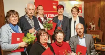  ?? Fotos: Franz Issing ?? Ehre, wem Ehre gebührt. Beim Festakt zum 100-jährigen Gründungsj­ubiläum des SPD-Ortsverein­s Türkheim wurden treue Genossen mit Urkunde ausgezeich­net. So (vordere Reihe): Christine Frommelt für 20 , Anni Pospischil für 25 und Michael Helfert für 3O Jahre Mitgliedsc­haft. Geehrt wurden auch Irmgard Schäffler (35 Jahre) und Dr. Peter Schneider (45 Jahre). Den Jubilaren gratuliert­en mit herzlichen Worten des Dankes: Unterbezir­ksvorsitze­nde Petra Beer (hinten, 4. von links, wie auch Ortsvorsit­zende Jaqueline Borkowski (hinten, 3. von links) und Bundestags­abgeordnet­e Ulrike Bahr (hinten rechts).