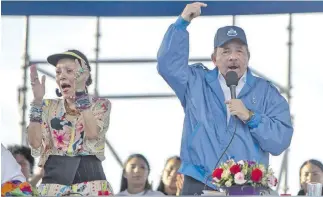  ??  ?? Daniel Ortega con su esposa y vicepresid­ente, Rosario Murillo.