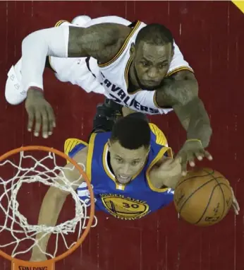  ?? RON SCHWANE/THE ASSOCIATED PRESS FILE PHOTO ?? Stephen Curry, driving to the rim past LeBron James in the 2016 NBA final, is putting up career-best numbers.