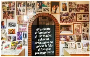  ??  ?? «Vi presento il “santuario” di mia madre: sul muro della cucina ha appeso le foto di famiglia più importanti»