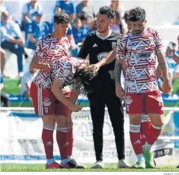  ?? XEREZ CD ?? Migue García, abatido tras lesionarse en el campo del Conil.