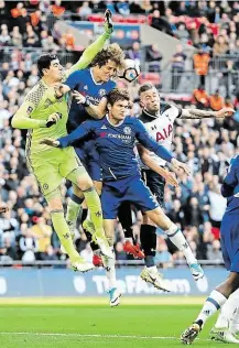  ?? V semifinále FA Cupu Chelsea (v modrém) Tottenham porazila. Kdo z obou soupeřů se bude radovat v boji o titul? FOTO ČTK/ AP ?? O trofeje.