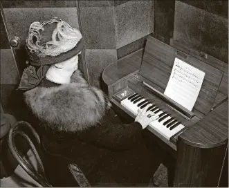  ?? CONTRIBUTE­D PHOTOS / DAYTON HISTORY ?? Edith Deeds plays the Deeds Carillon organ.
