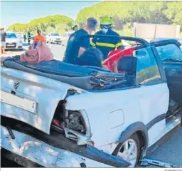  ?? BOMBEROS ?? Estado en que quedó el descapotab­le implicado en el accidente.