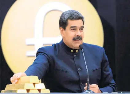  ?? AFP ?? Ironias. Maduro segura barras de ouro enquanto anuncia medidas econômicas e zomba de PPK, em Caracas