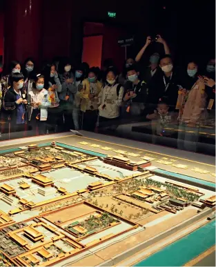  ??  ?? Visitors check out the restored architectu­re model at the exhibition “Everlastin­g Splendor: Six Centuries at the Forbidden City,” which opens on September 29, 2020, at the Palace Museum, Beijing.