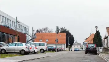  ?? Foto: Ursula Katharina Balken ?? Die Winterstra­ße wird ausgebaut. Ein Problem sind mangelnde Parkplätze, die an der Realschule könnten ab 13 genutzt werden, wenn die Straße saniert wird. Da der Landkreis Sachaufwan­dsträger ist, geht es jetzt um die Frage, wer bezahlt das Mehr an Park...