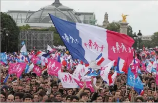  ?? (Photo d’archives Philippe Arnassan) ?? Ci-dessus, l’une des « Manifs pour tous » organisées à Paris. Dans les Alpes-maritimes, tous les parlementa­ires étaient opposés au Mariage pour tous… sauf un.