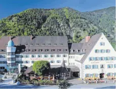  ?? FOTO: DPA ?? Das Klosterhot­el der Benediktin­erabtei Ettal liegt eingebette­t in den Ammergauer Alpen.