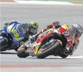  ??  ?? Marc Márquez lidera la carrera de MotoGP por delante de Iannone.