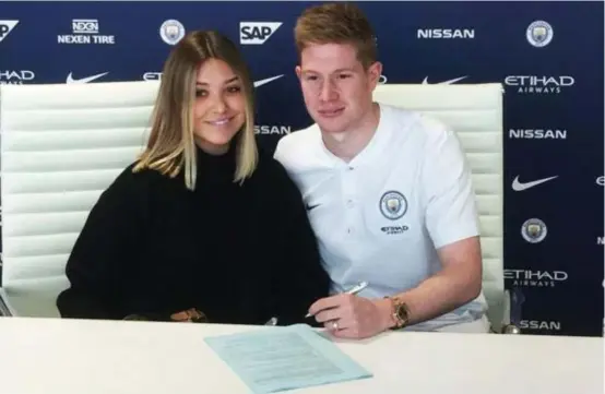  ??  ?? Kevin De Bruyne met vriendin Michèle bij zijn supercontr­act.
FOTO RR