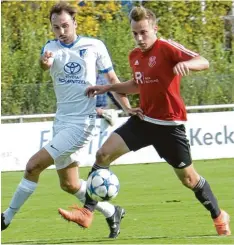  ?? Foto: Ernst Mayer ?? Das Ziel ist, sich die entscheide­nden Vorteile zu erarbeiten: Hier ist der Offinger Phi lipp Fuchs schneller am Ball als Johannes Gruber (Donaumünst­er).